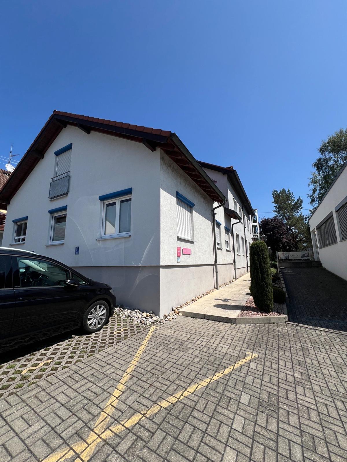Außenansicht des Hotel am Neckar mit Parkplatz vor dem Haus