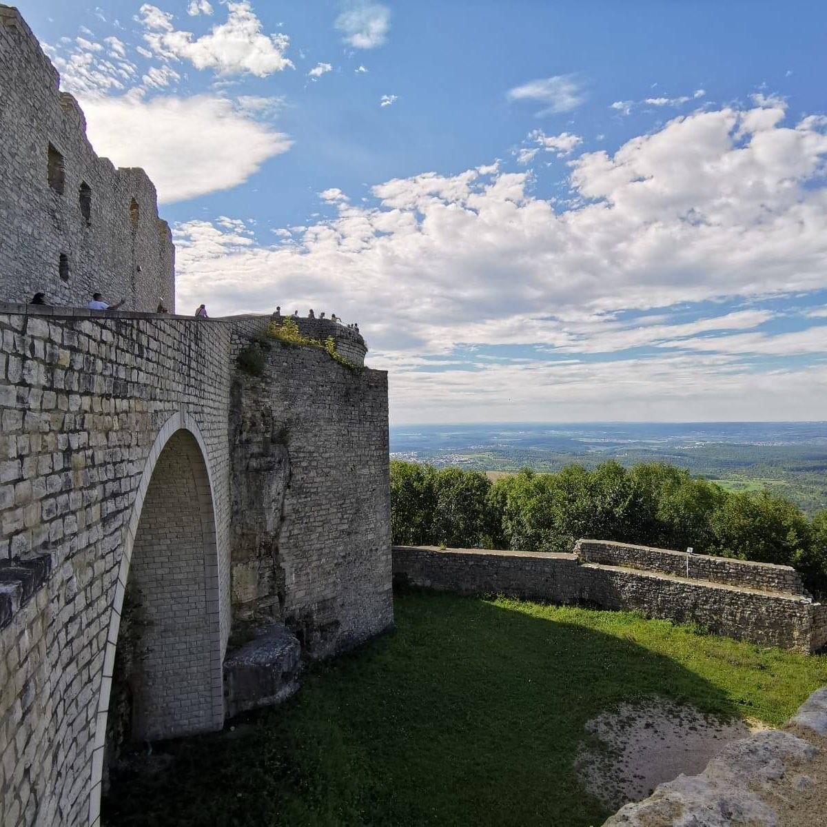Burgruine Hohenneuffen auf einem Bergrücken der Schwäbischen Alb