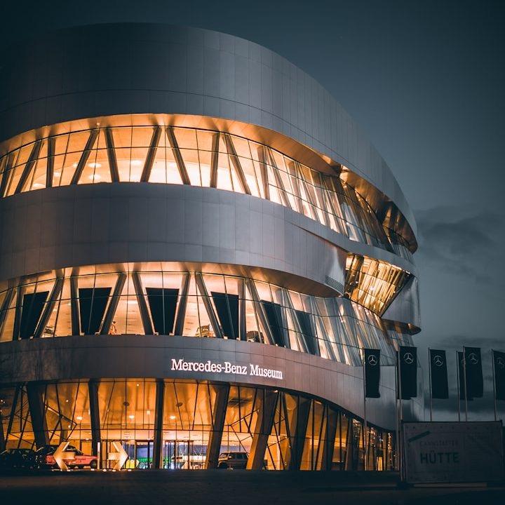 Mercedes-Benz Museum in Stuttgart mit geschwungener Fassade