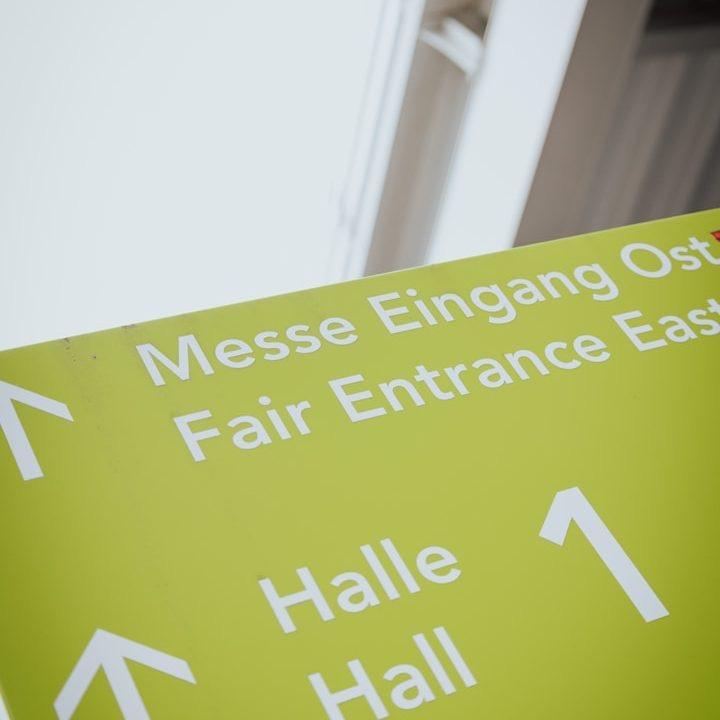 Hinweisschild zum Messegelände Stuttgart