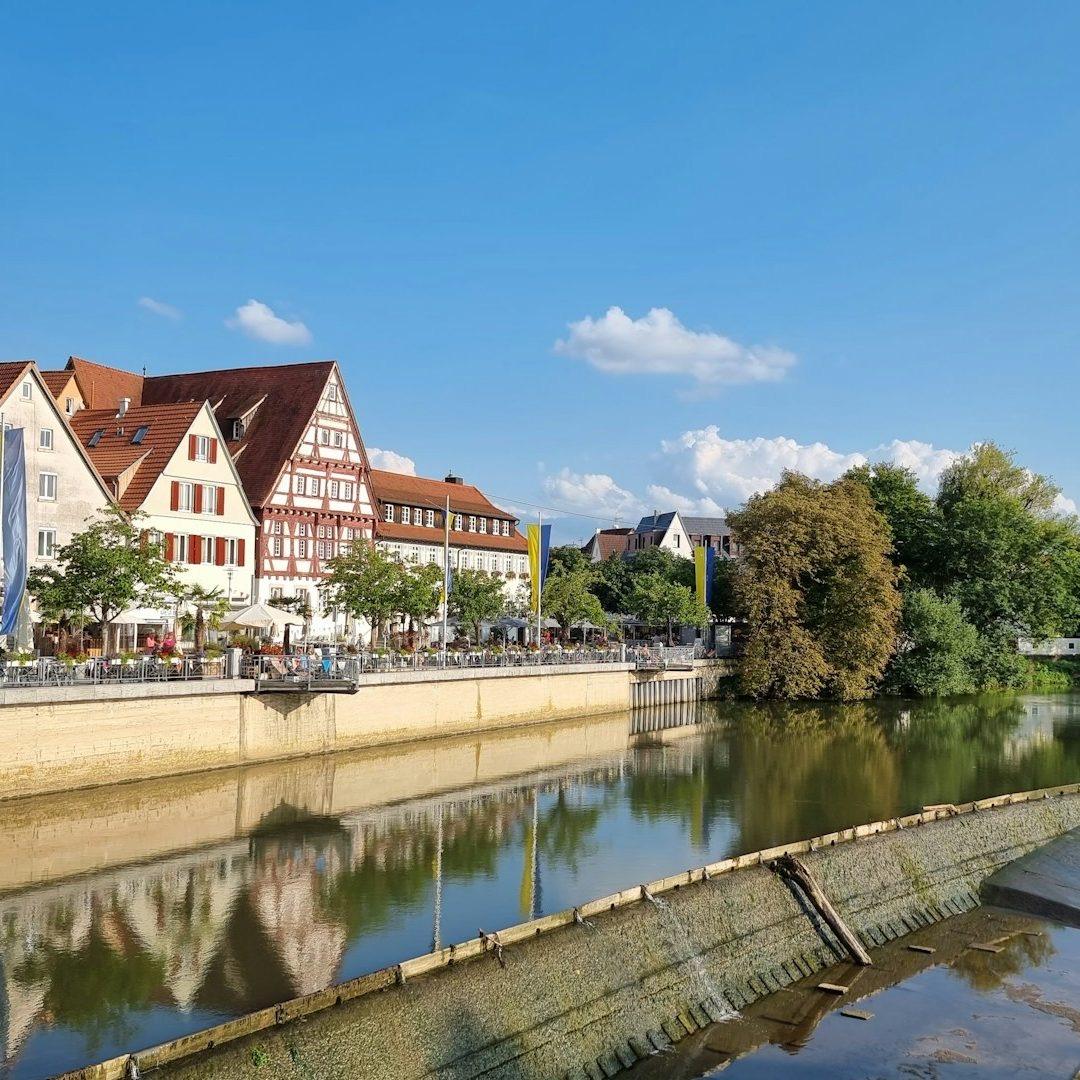 Altstadt von Nürtingen mit historischen Häusern am Neckarufer